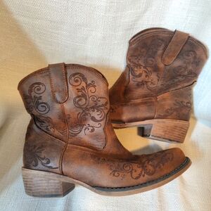 Roper Booties, Dark Brown, Size 8